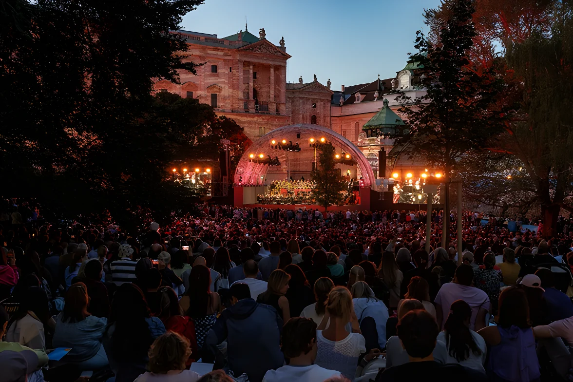 Heuer zum zweiten Mal: das „Opern Air“ der Wiener Staatsoper im Burggarten
