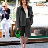 Ihren coolen Anzug mit kurzer Hose in dunklem Grau zum weißen Top kombiniert Claire Foy farblich eindrucksvoll mit der Jodie Bag von Bottega Veneta in Knallgrün.