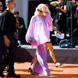 Im weichfließenden Glamour-Look in Rosapink kombiniert mit Leo-Pumps besucht Pamela Anderson die Verleihung des Goldenen Bären. Ellen Burstyn wird für ihr Lebenswerk ausgezeichnet. Vor Pamela läuft noch ein bekanntes Gesicht über den roten Teppich: Taika Waititi will das besonderes Event ebenfalls nicht verpassen.