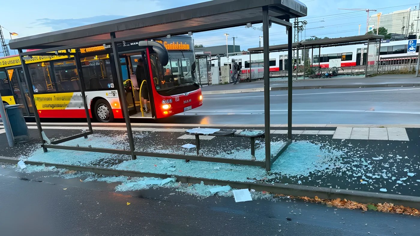 In Bad Friedrichshall haben Unbekannte die Scheiben mehrerer Bushaltestellen zerschlagen.
