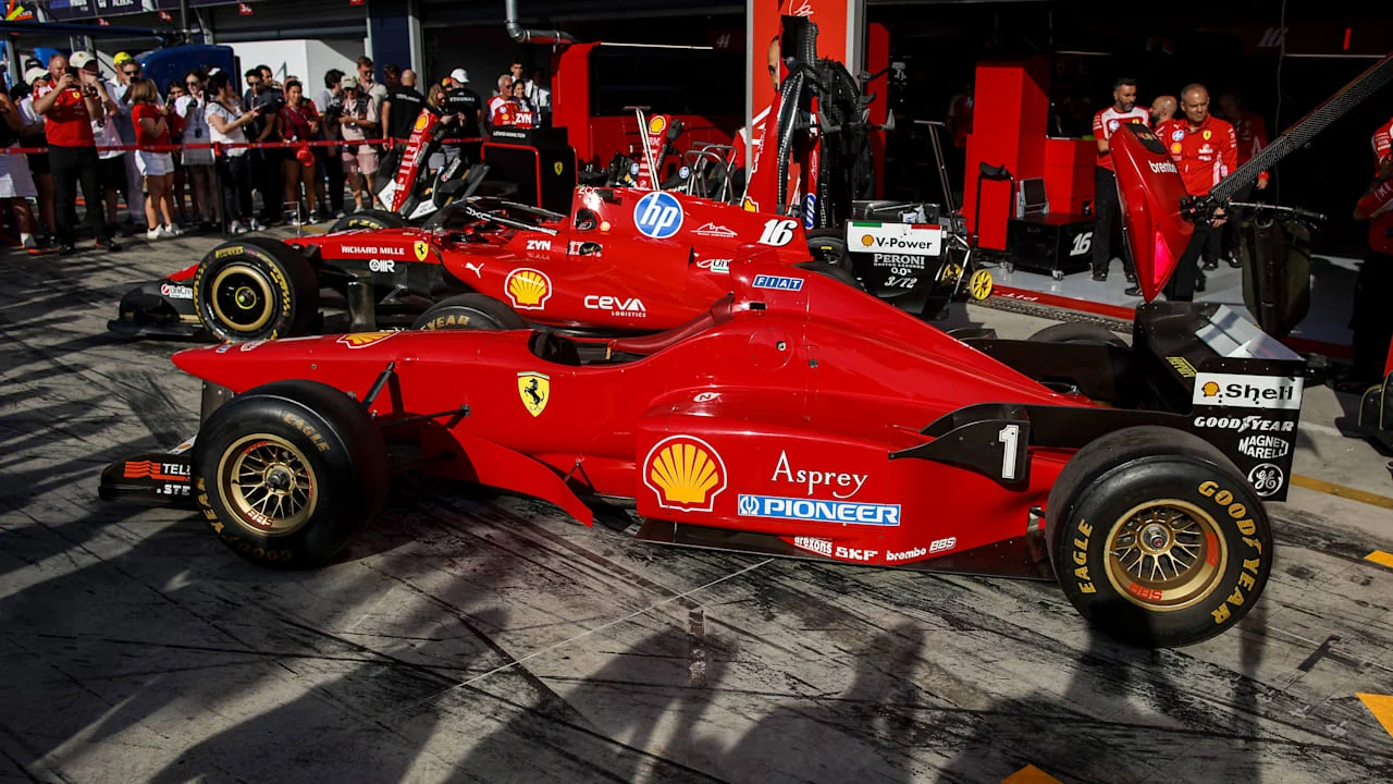 In der Boxengasse zeigte Ferrari die Lackierungen der Autos, zwischen denen 30 Jahre liegen