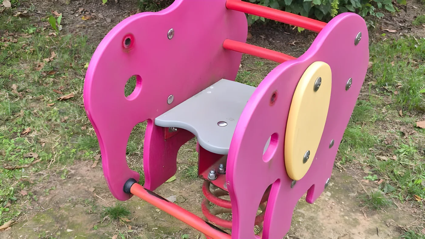 In dieser rosanen Wippschaukel war ein Junge in Waldmohr eingeklemmt
