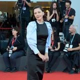 In ihrer Funktion als Präsidentin der internationalen Jury im Hauptwettbewerb der Filmfestspiele in Venedig führt Maggie Gyllenhaal die Abschlussveranstaltung der Preisverleihung an. In einem elegant-schimmernden Kleid von Prada mit hellblauen Puffärmeln, die aufwendig bestickt wurden, und Schmuck von Bulgari schreitet die Schauspielerin ein letztes Mal über den roten Teppich.