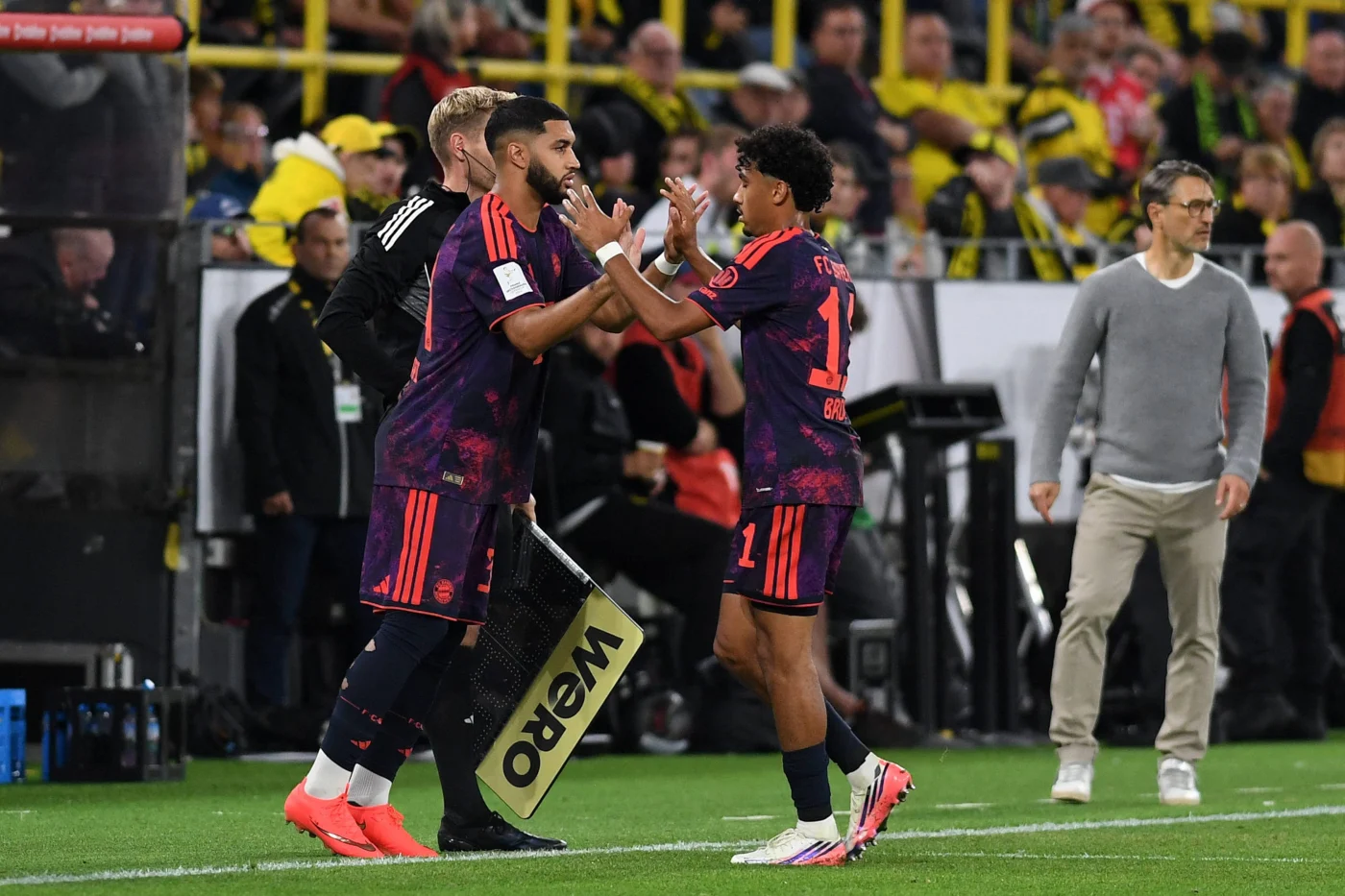 Ismael Saibari (l.) und Nathaniel Brown (M.) sind die beiden großen Zugänge beim FC Bayern München