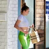 Jennifer Lopez ist ganz offensichtlich ein absoluter Fan von bunten Gymleggings. Auf dem Weg zum angesagten "Tracy Anderson Studio" in Los Angeles zeigt sich die Sängerin in einem Modell in Giftgrün. Dazu kombiniert sie ein weißes Crop-Top, weiße Sportschuhe, der glitzernden Becher in ihrer Hand sorgt noch für etwas Disco-Feeling.
