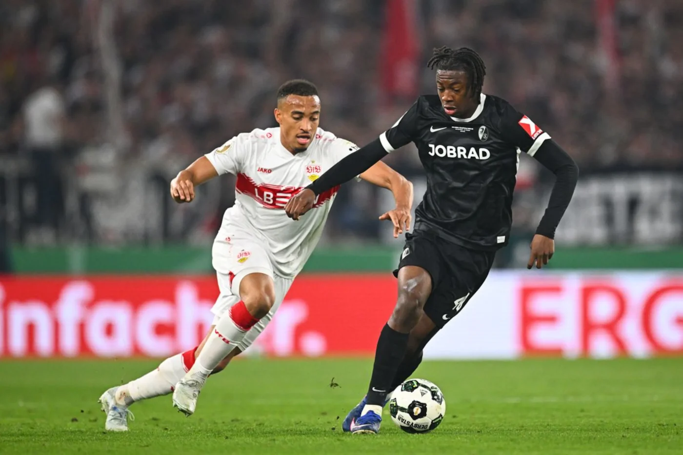 Johan Manzambi (r.) verließ die Freiburger im Sommer und wechselte zu Aston Villa