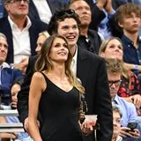 Kaia Gerber bewegt sich nicht nur modisch auf den Pfaden ihrer berühmten Mutter Cindy Crawford, auch ihre Begleitung beim Showmatch "Roger Federer: An Icon Returns to New York" sorgt für ein Déjà-vu. An ihrer Seite ist kein Geringerer als Homer Gere, ihr Schauspielkollege aus der Serie "The Shards". Die zwei sind zwar kein Liebespaar, wie es ihre Eltern in den 90ern waren, die Harmonie zwischen den beiden ist aber vor und abseits der Kamera sichtbar.