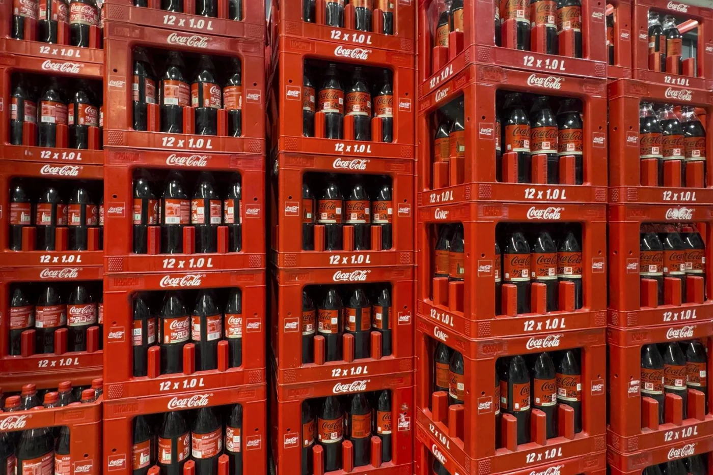 Kist mit Coca Cola Flaschen (Symbolbild)