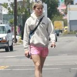 Knox Jolie-Pitt in pinker Sporthose.