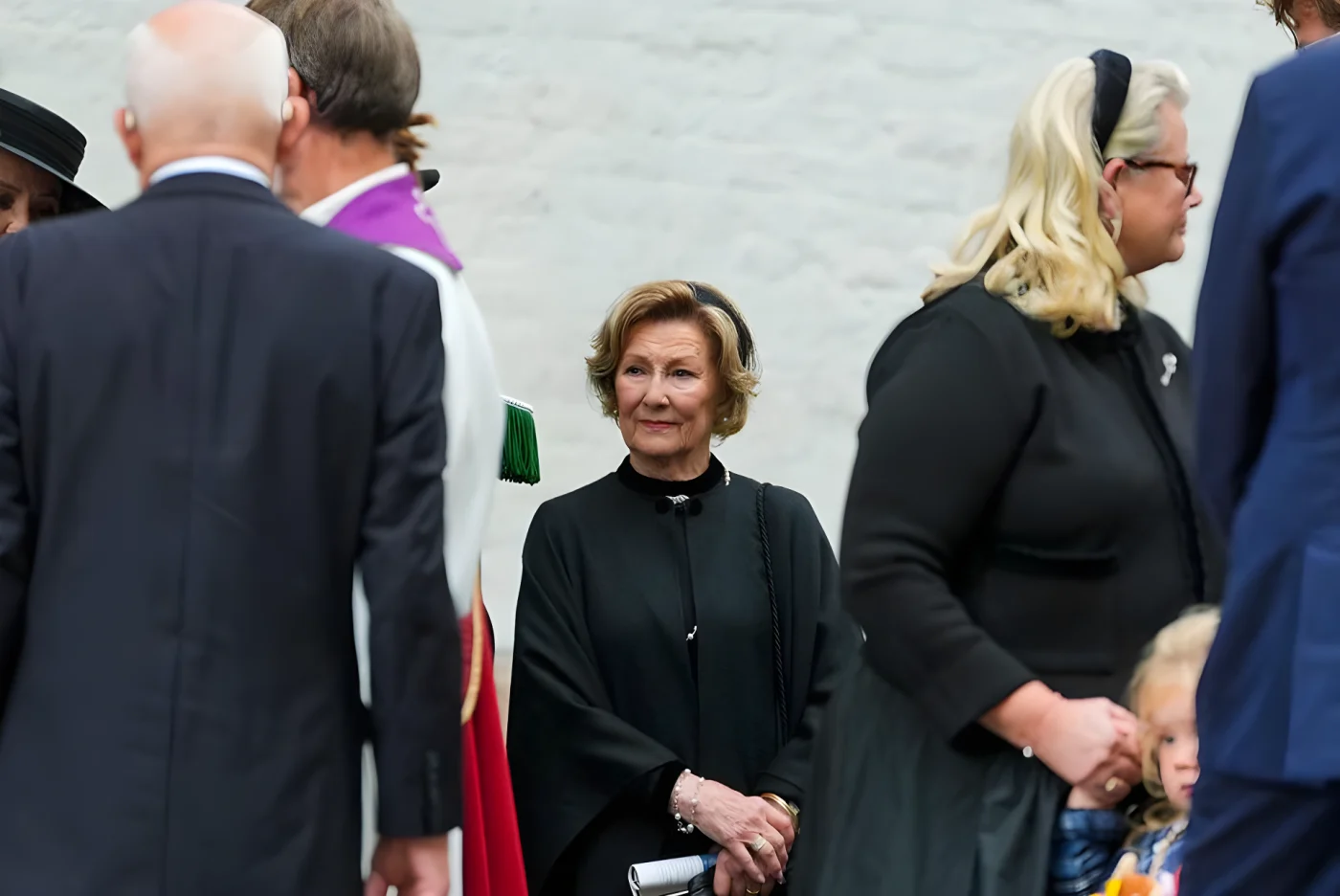 Königin Sonja steht vor der Ris-Kirche, in der die Trauerfeier für Prinzessin Astrid stattfindet.
