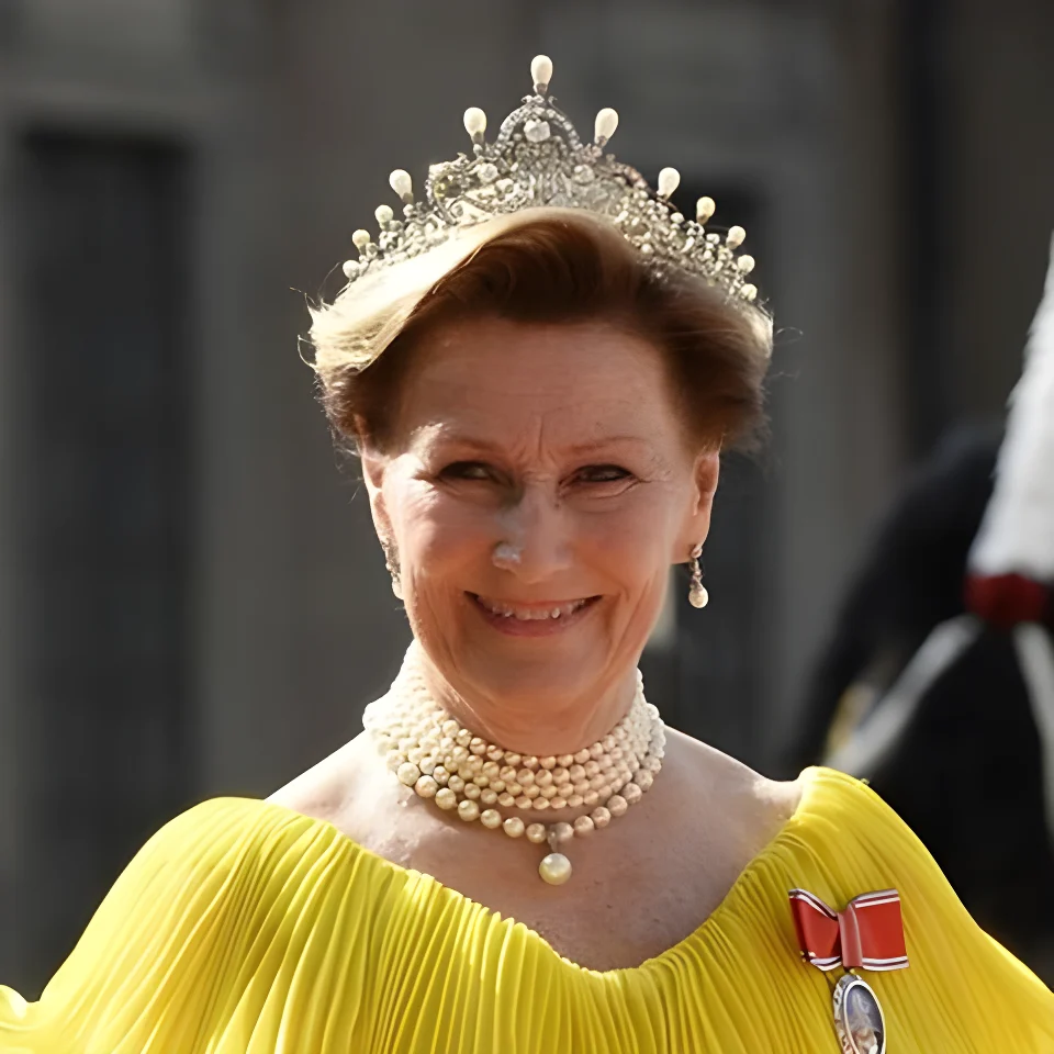 Königin Sonja von Norwegen (*1937) Für so einen Look muss man schon Königin oder Rockstar bei der Met-Gala sein.