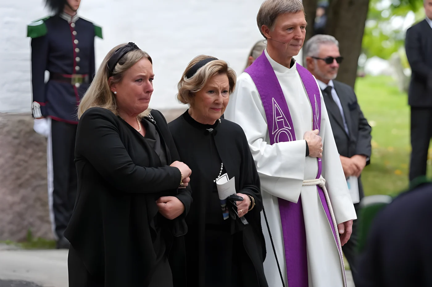 Königin Sonja weint um Prinzessin Astrid.
