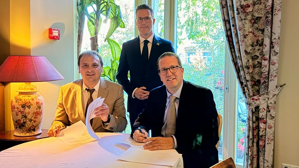 Kooperation unterschrieben: Professor Nazar Podolchak (li.), Polytechnische Universität Lwiw, Innenminister Manuel Hagel (CDU, Mi.), Daniel Zittel, Vertriebsvorstand Daimler Truck: Erfahrungen des Schlachtfeldes nutzbar machen.