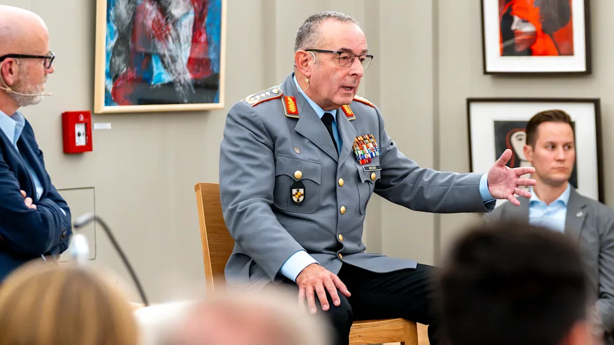 Kritische Fragen im Potsdamer Bürgerforum: Schülerin konfrontiert Generalinspekteur Carsten Breuer