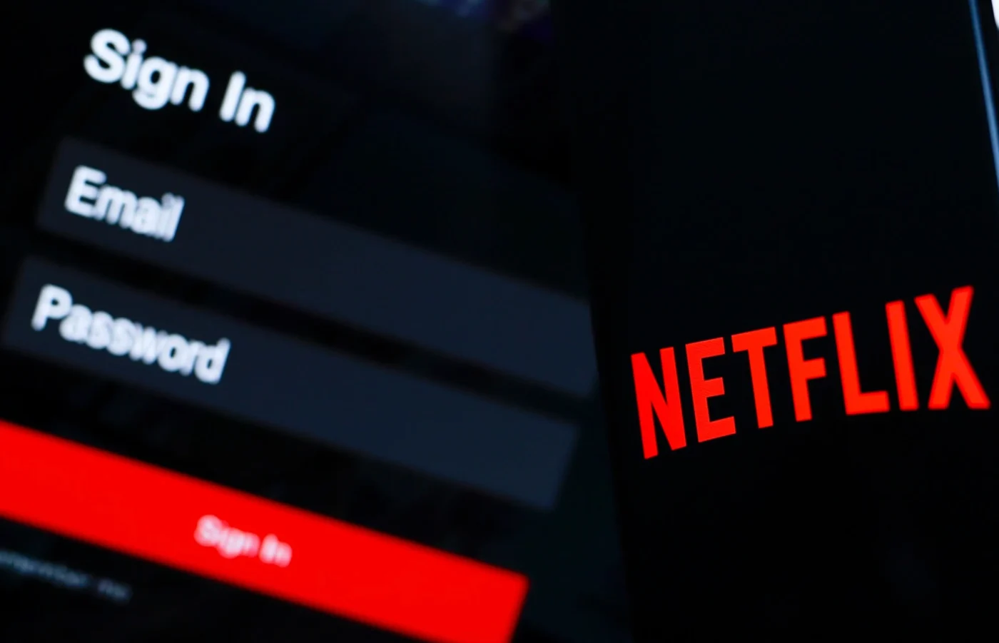 Kundinnen und Kunden müssen für ein Abo bei Netflix künftig tiefer in die Tasche greifen.