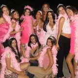 Kylie ist aber nicht die Einzige, die bei ihrem Pre-Birthday ganz in Rosatönen erscheint. Auch für ihre Gäste ist der Dresscode eindeutig Pink. Gemeinsam mit ihren Schwestern Kendall Jenner, Kim und Khloé sowie ihren Freundinnen wie Hailey Bieber strahlt die Geburtstagsqueen inmitten ihrer Mädels. Rosafarbene Federboas und funkelnde Diademe sorgen dafür, dass sich an dem Abend jede wie eine Prinzessin fühlen darf.