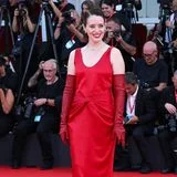 Lady in Red! "Ink"-Darstellerin Claire Foy wird in ihrer bodenlangen Robe von Bottega Veneta und den passenden Handschuhen eins mit dem roten Teppich. Und für das richtige Funkeln sorgt der Schmuck von Swarovski.