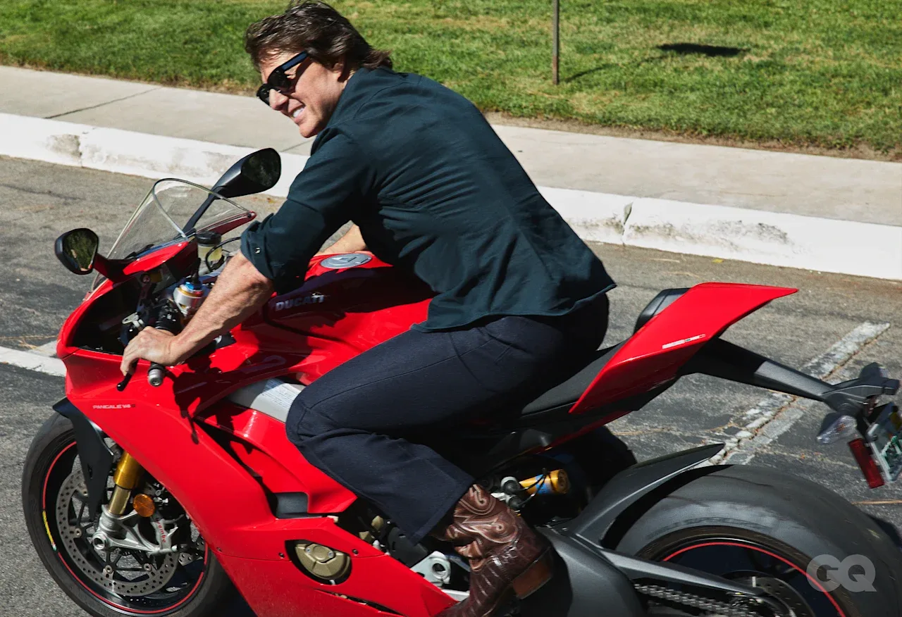 Lässig braust der Superstar in Cowboystiefeln und Levi’s-Vintage-Jeans auf einem Motorrad übers Filmset