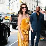 Lange müssen Fans nicht warten: Knapp zwei Wochen nachdem Anne Hathaway ihre dritte Schwangerschaft verkündet, fängt die "Plötzlich Prinzessin"-Darstellerin schon mit einem wahren Modemarathon an coolen Schwangerschaftslooks an! Einer davon: Dieses elegante Off-Shoulder-Kleid mit Blumenprint von Lela Rose, das sowohl mit seiner Farbe besticht, als auch ziemlich schick und bequem erscheint. Die Goldtöne des Kleides setzt sie mit goldenem Bulgari-Schmuck und einer schwarzen, ovalen Krewe-Sonnenbrille mit braun getönten Gläsern fort.