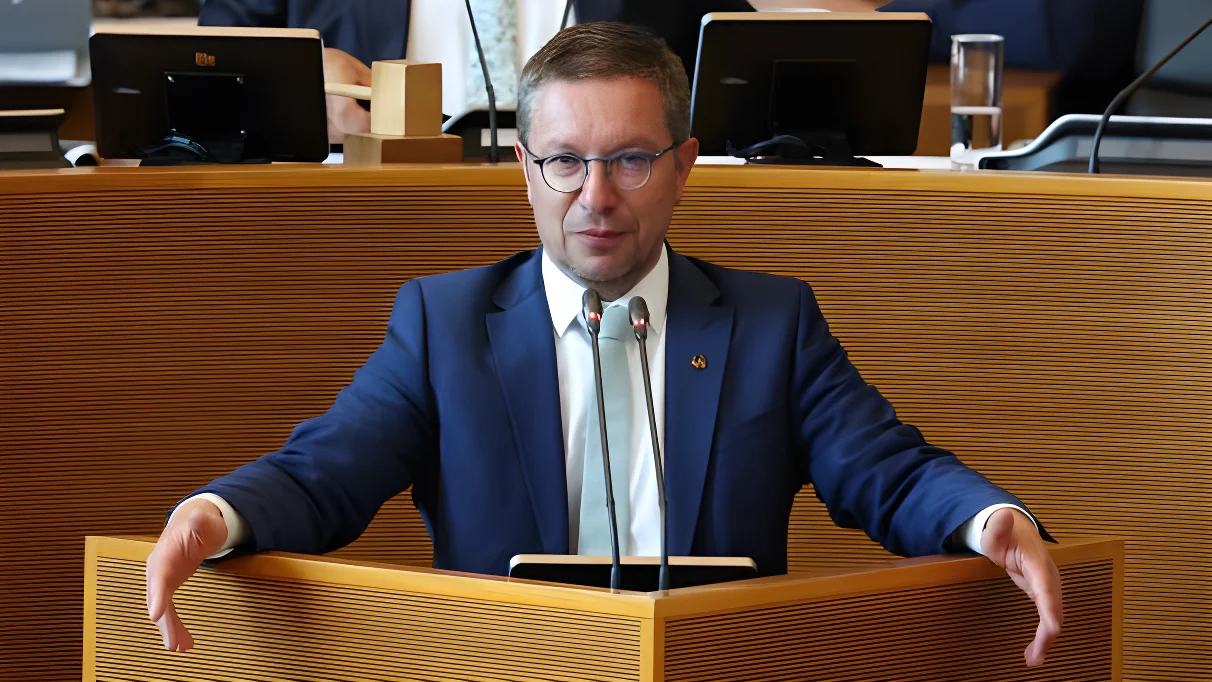 Le ministre, qui est également conseiller communal de Soignies, est au milieu d’un bien bel imbroglio.