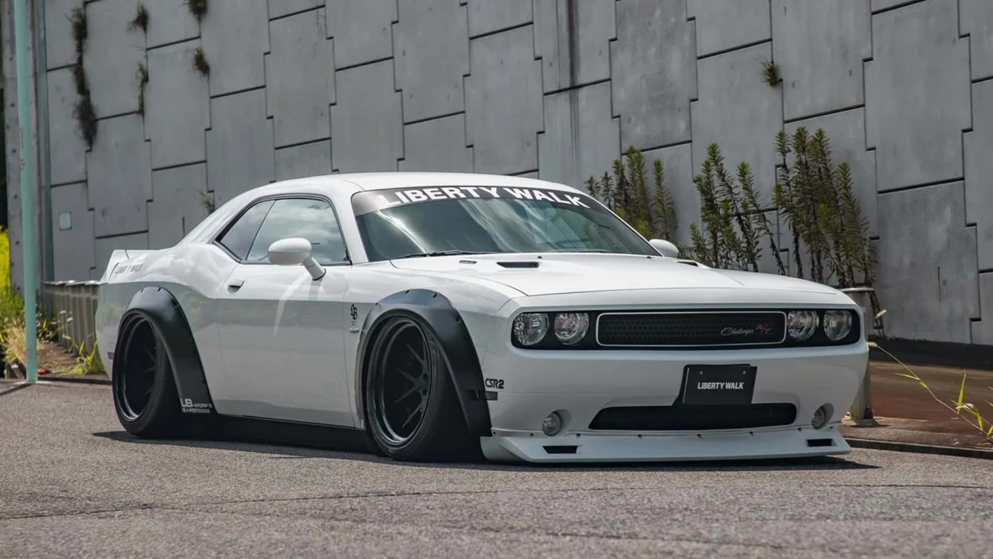 Liberty Walk Dodge Challenger: Extremer Breitbau und Tiefgang im Kampfjet-Look
