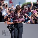 Maggie Gyllenhaal wird von den vielen Fans und Zaungästen am roten Teppich auf dem Lido bejubelt, sie hat, gestylt in auberginefarbener Rüschenbluse und schwarzer Hose, eine besondere Aufgabe: Sie hält die Laudatio auf die Preisträgerin des diesjährigen Goldenen Löwen.
