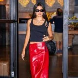 Maia Reficco mit rotem Lederrock