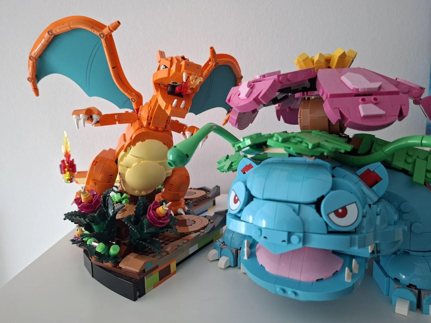 Man kann die LEGO-Pokémon von ihren wuchtigen Habitat-Basen nehmen und theoretisch auch einzeln Ausstellen.
