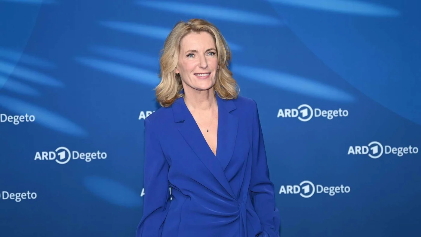 Maria Furtwängler vor einer blauen Fotowand.