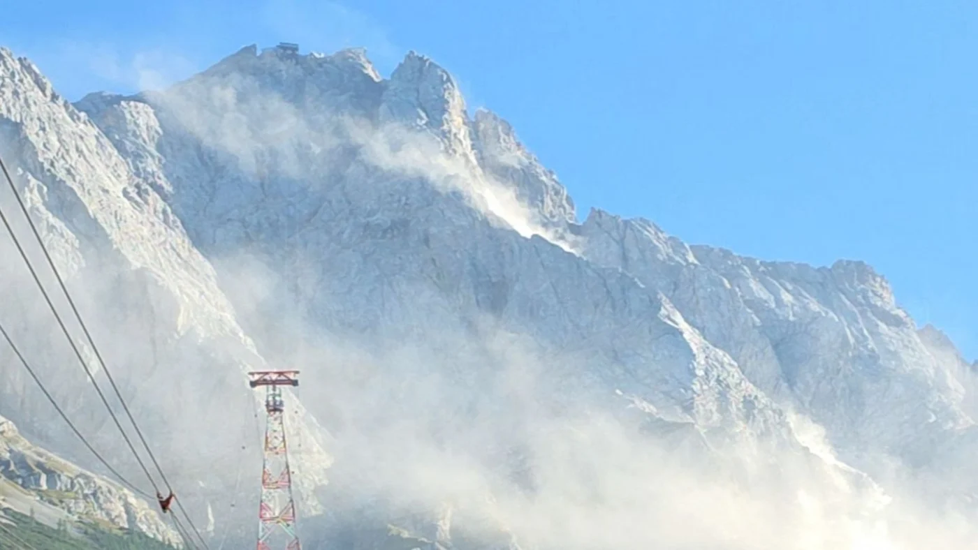 Massiver Felssturz an der Zugspitze: Riesige Staubwolke alarmiert Bergwacht