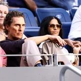 Matthew McConaughey und seine Frau Camila Alves sehen sich Zverevs Sieg gegen Karen Khachanov live im USTA Billie Jean King National Tennis Center in New York City an.