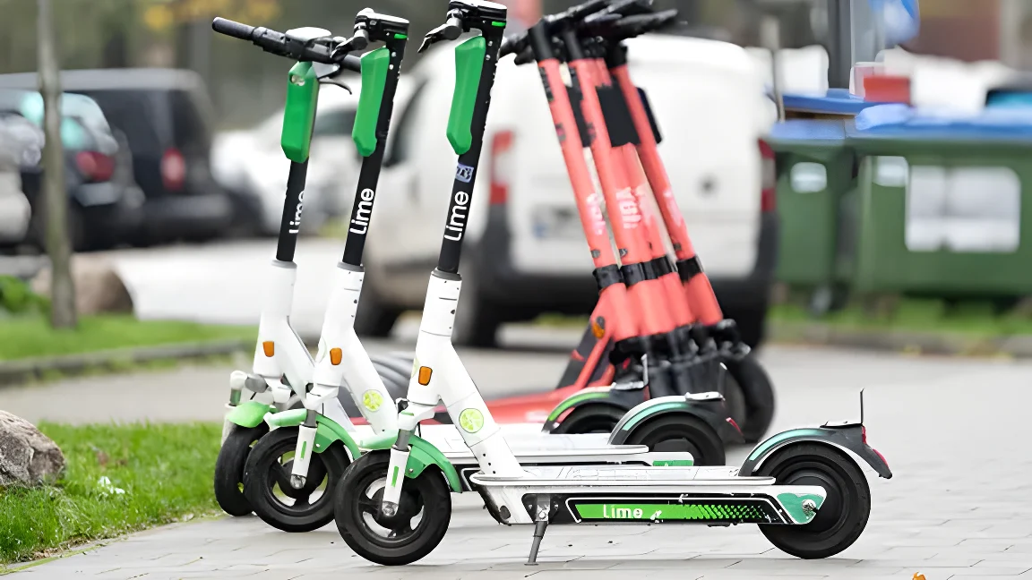 Mehrere E-Roller stehen auf einer Straße.