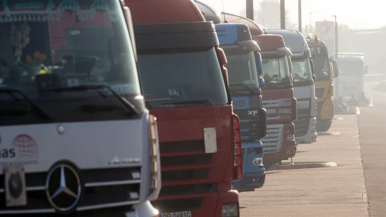 Mehrere Lkw auf einem Rastplatz (Symbol): Auf dem Parkplat Bronnholzheim bei Satteldorf auf der A6 kommt es immer wieder zu Spritdiebstählen.