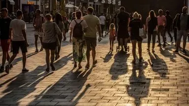 Menschen laufen durch die Münchner Innenstadt am 21.07.2022.