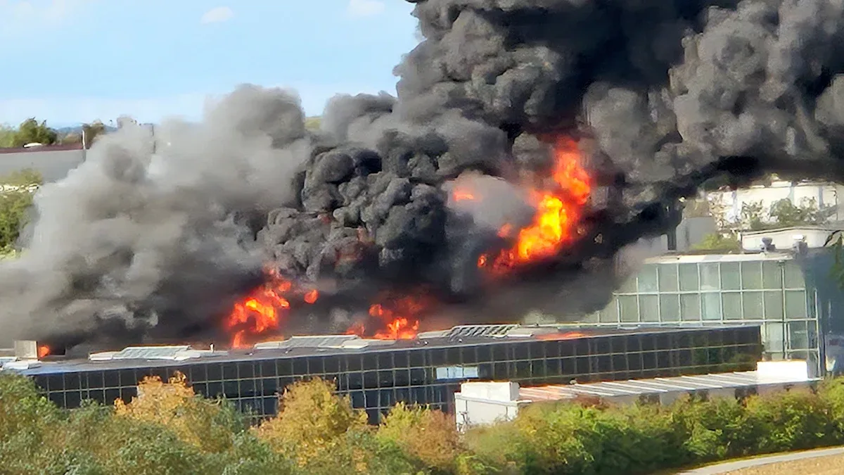 Millionenschaden nach Großbrand: Trampolinhalle in Würzburg einsturzgefährdet