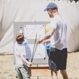 Mit Sohn Archie versucht sich Prinz Harry während des Sommers auch im Bogenschießen. Der kleine Prinz scheint mit seinem Ergebnis zufrieden zu sein.
