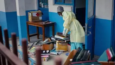 Mitarbeiter des CBCA-Virunga-Krankenhauses bereiten nach offiziellen Bekanntgaben in Goma am 17. Mai 2026 Räume für mögliche Ebola-Verdachtsfälle vor.