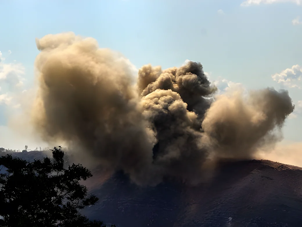 Nach einer von Israel verursachten Detonation in Arnoun, unweit der Anhöhe Ali al-Taher, steigen Rauchwolken auf