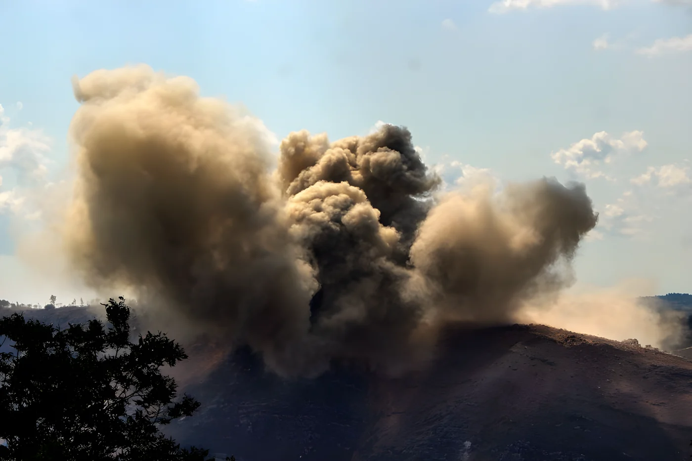 Nach einer von Israel verursachten Detonation in Arnoun, unweit der Anhöhe Ali al-Taher, steigen Rauchwolken auf