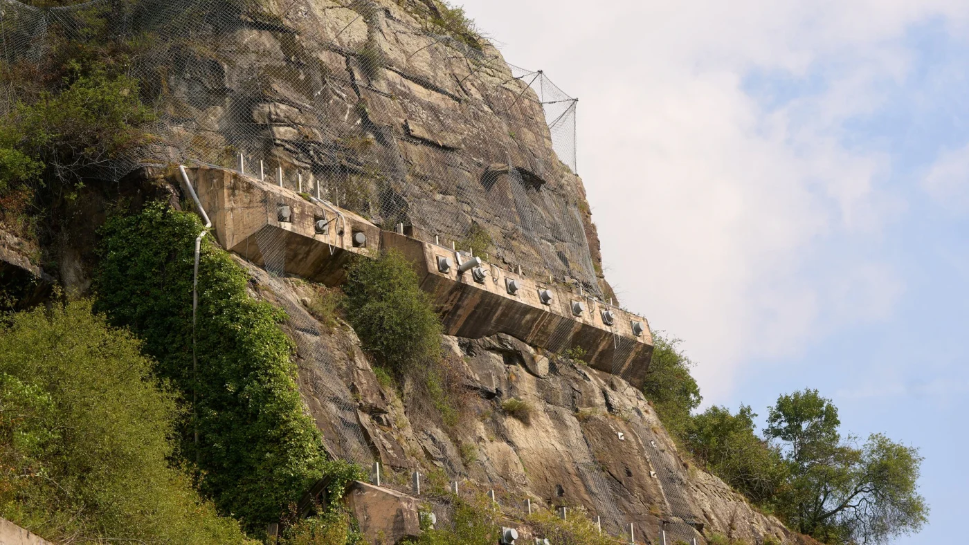 Netze sichern die Bahnstrecke bei St.Goar gegen herabstürzendes Geröll.