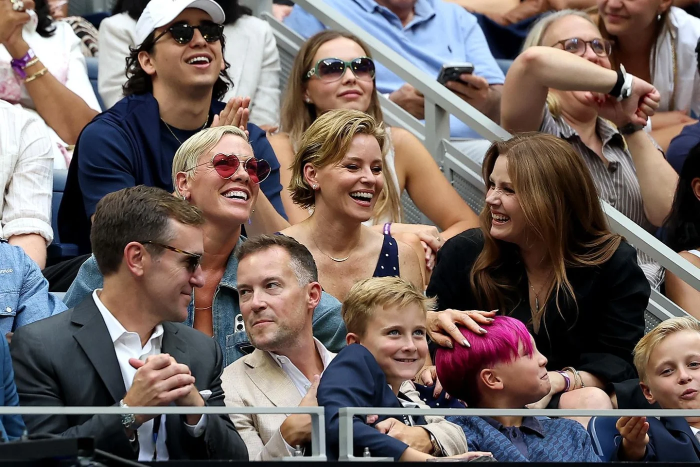 Nicht nur Brad Pitt ist großer Tennis-Fan: Pink, Elizabeth Banks und Amy Adams nehmen ebenfalls auf den Sitzbänken des USTA Billie Jean King National Tennis Centers Platz und verfolgen das Frauenfinale. Pink zeigt an dem Tag mit Herzbrille besonders viel Liebe.