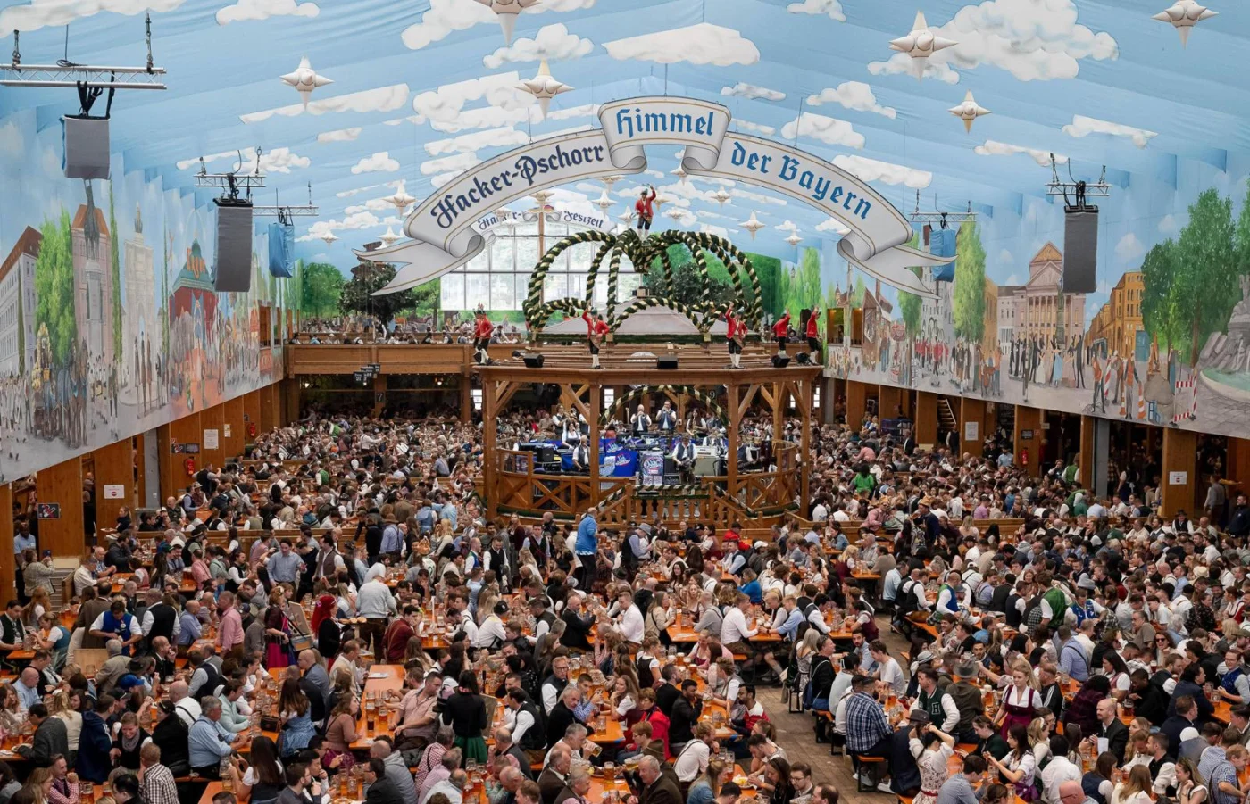 Oktoberfest 2025, Blick auf das Mitteschiff im Hacker-Festzelt