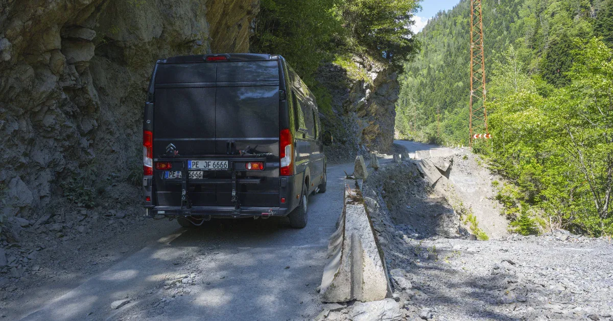 Parkchaos an Pyrenäen-Wasserfall: Bis zu 135 Euro Bußgeld auf der D66