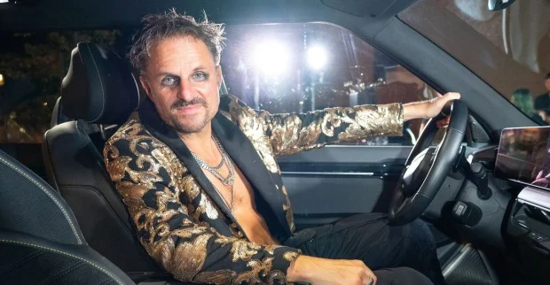 Philipp Hochmair sitzt in einem Auto. Larissa Marolt und Philipp Hochmair machen gemeinsame Sache.