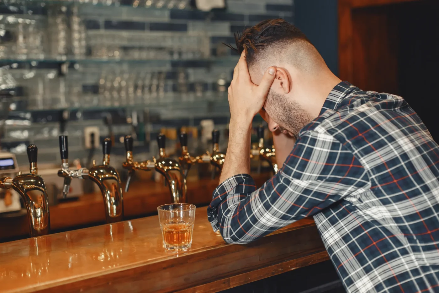 Die Handlung und Besetzung von „Day Drinker“