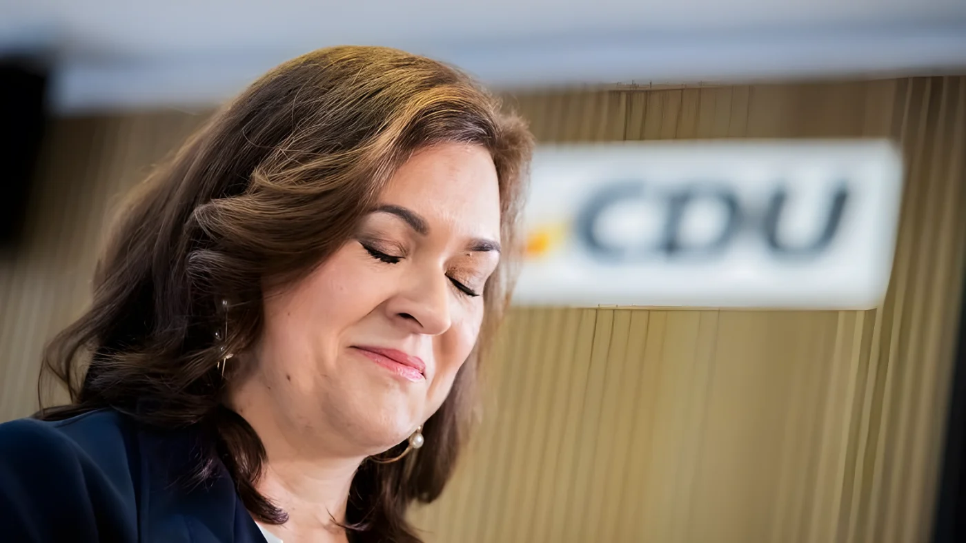 Politische Debatte über Regierungsbildungen