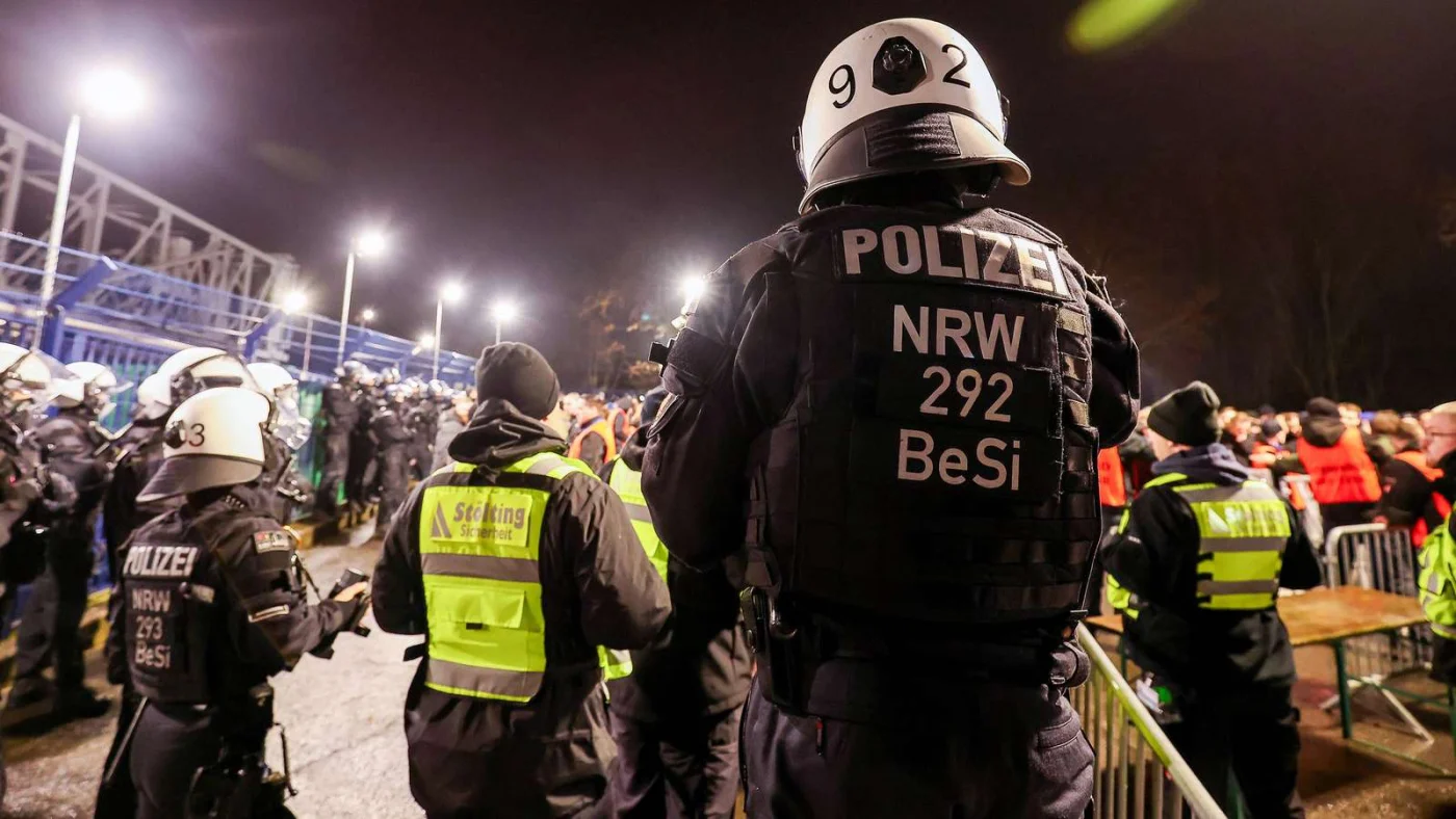 Polizei vor der Veltins-Arena.