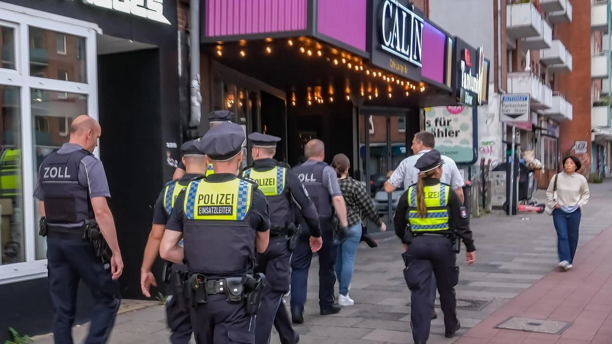 Polizei, Zoll und Mitarbeiter des Bezirksamts rücken im September 2025 zu einem gemeinsamen Kontrolleinsatz aus. Ziel ist eine Shisha-Bar in der Wandsbeker Chaussee.