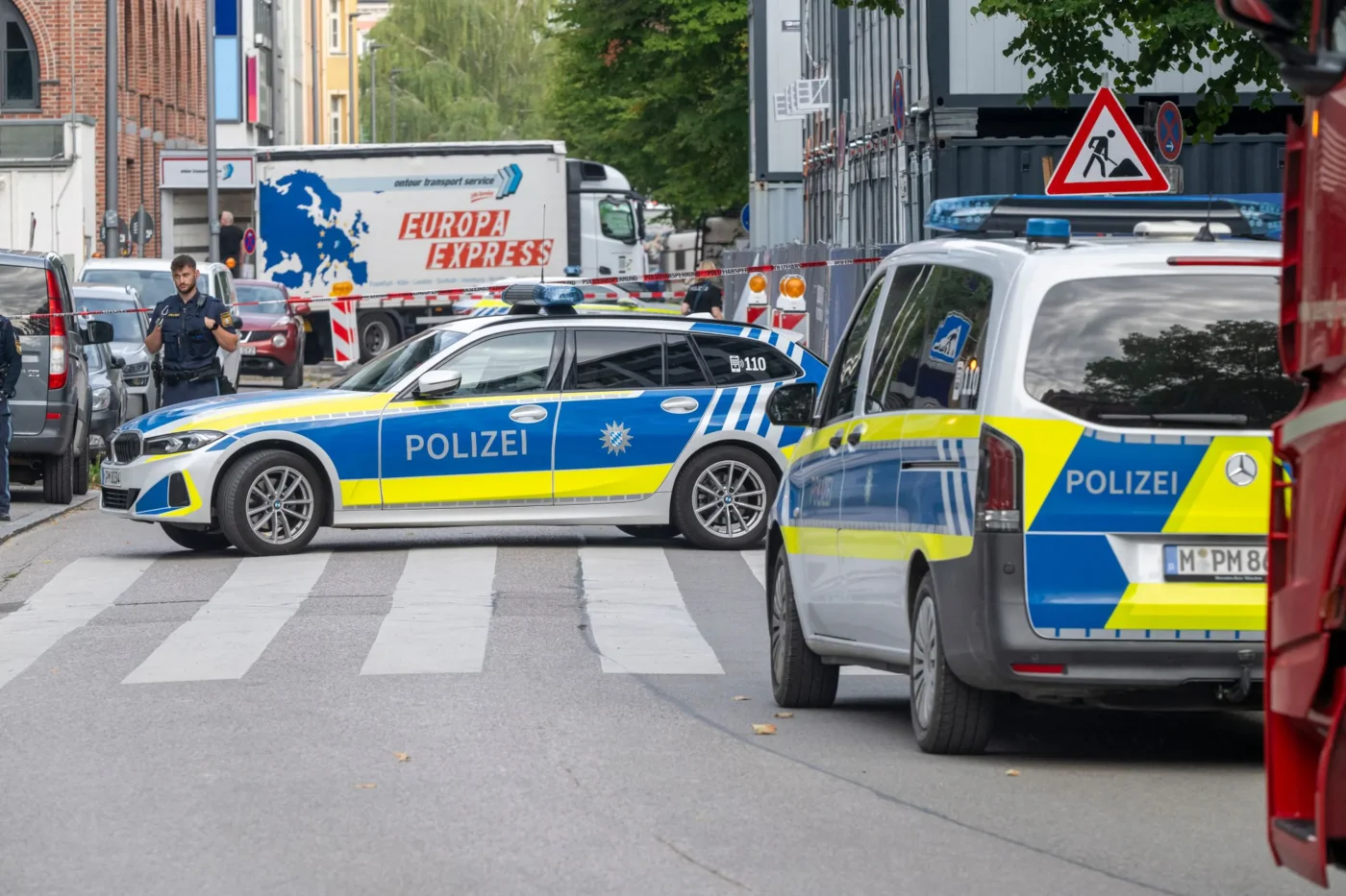 Polizeifahrzeuge riegeln unweit des Ostbahnhofs eine Straße ab. In der Nacht wurden mehrere Brandsätze auf eine Baustelle geworfen.