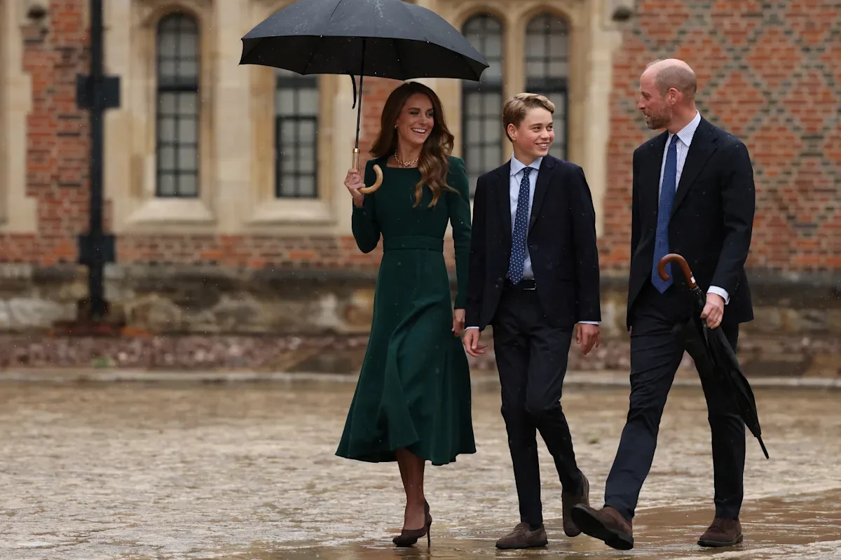 Prinz George of Wales (m.) mit seinen Eltern Prinzessin Kate und Kronprinz William